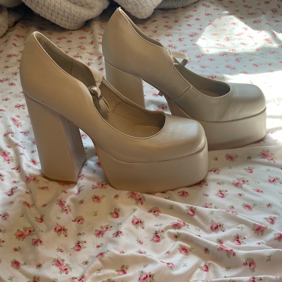 SHEIN Cream Platform Pumps - Picture 1 of 2